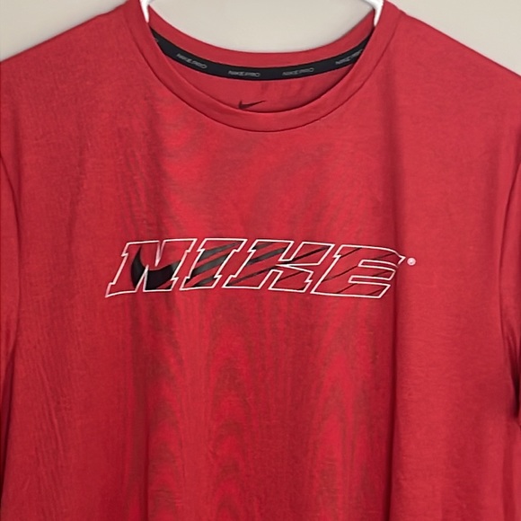 Nike Dri-Fit Mens Dark Red Tee with Black & White Logo- Medium - Picture 3 of 12